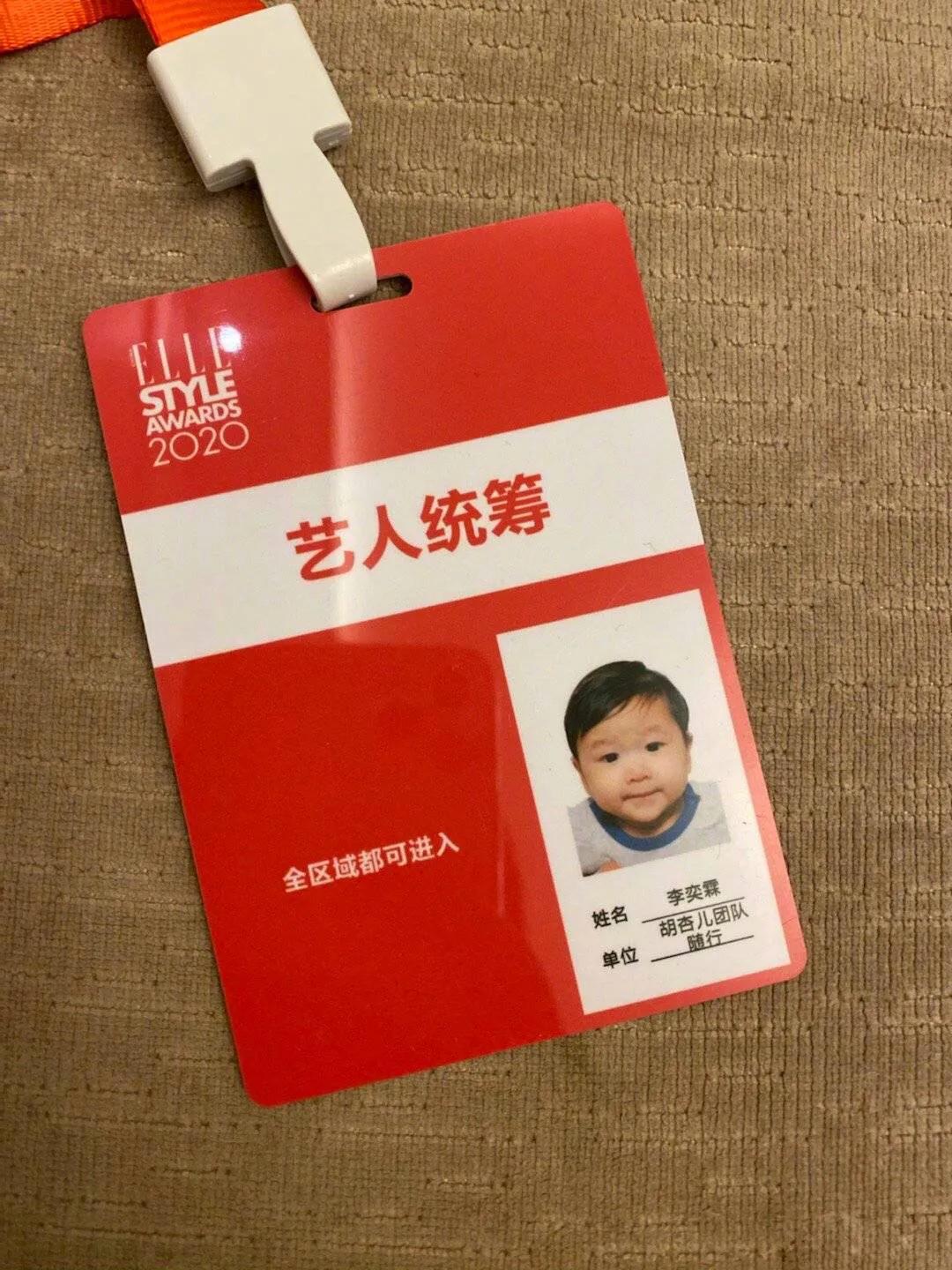 胡杏兒帶小兒子現身機場，奕霖被抱懷中乖巧可愛萌態十足