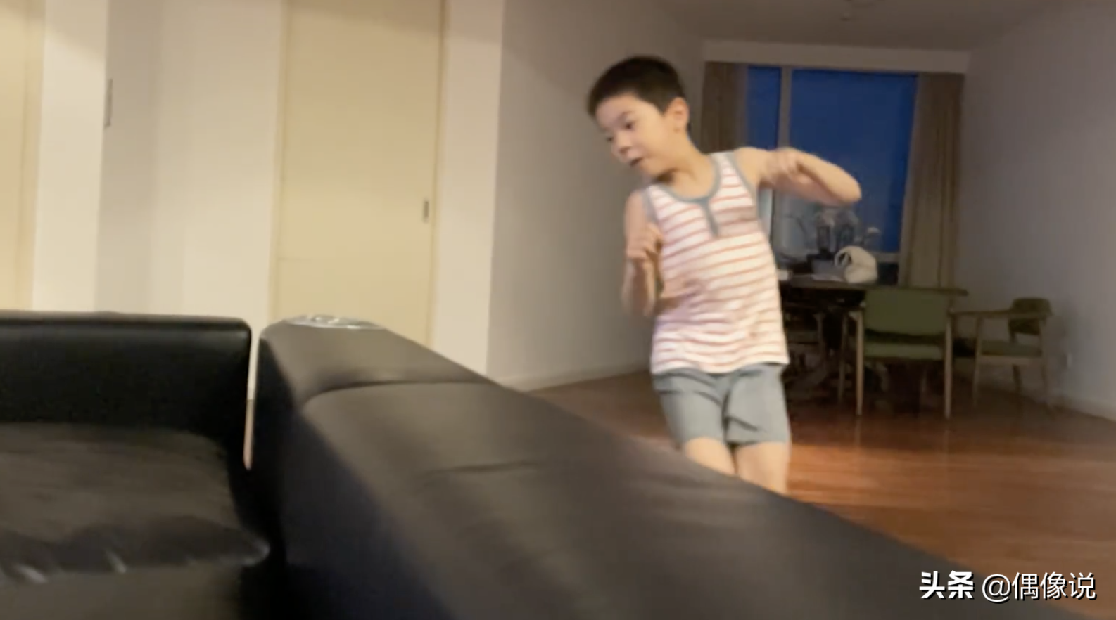 杜江7岁儿子嗯哼看奥运会很激动，在家练习跳高，姿势标准有潜力