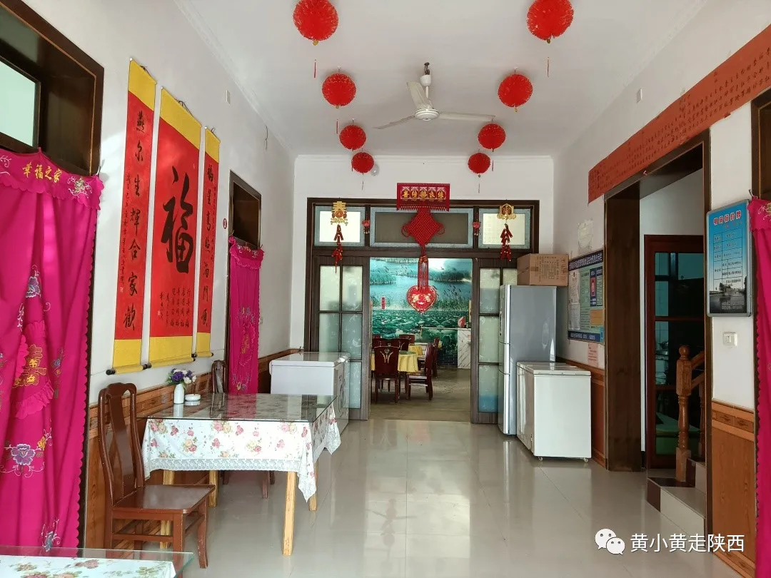 陜西這個(gè)大牌度假區(qū)很不錯(cuò),！美食很多消費(fèi)低，最低30元就能住一晚
