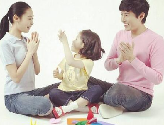 赵文卓为保姆“庆生”送奢华项链，3个孩子与保