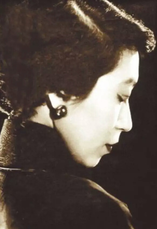 張愛玲去世前：飽受“蝨子”噬咬，日光燈照射13小時，不能穿衣服