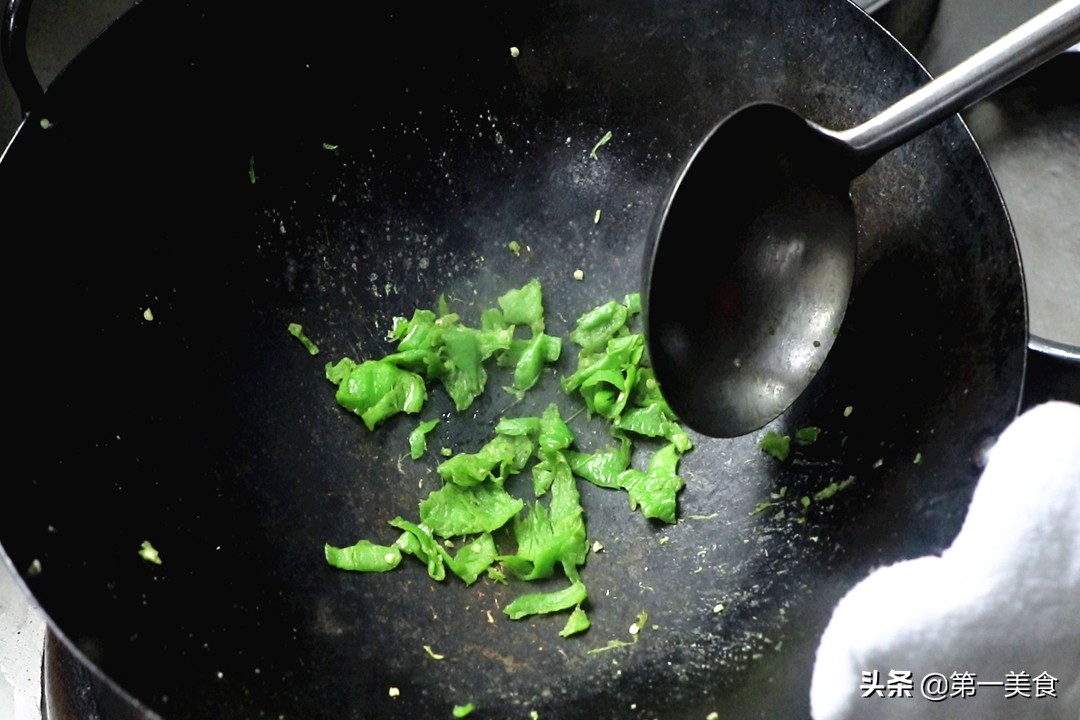 做茄子，加盐和过油都是外行！教你正确做法，茄子不吸油还更入味