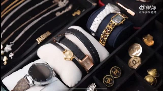 Saying A Qin is super wealthy old woman, not exaggerative