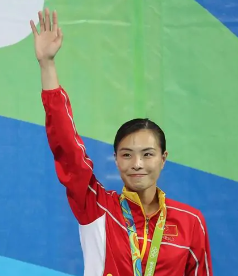 35岁吴敏霞官宣怀二胎！晒全家福透露预产期，小1岁老公颜值超高