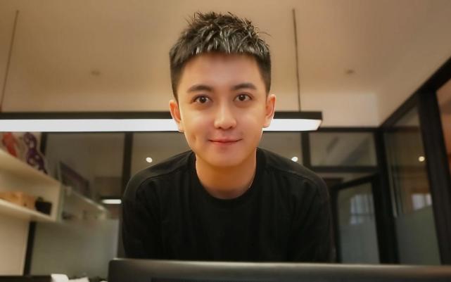男網紅整容失敗，直播痛哭脂肪填充之後老了20歲，前後對比沒法看