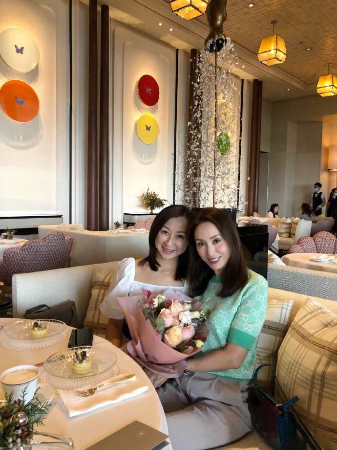 郭可盈50歲生日，和老公甜蜜同框秀恩愛，10歲女兒和爸爸很像