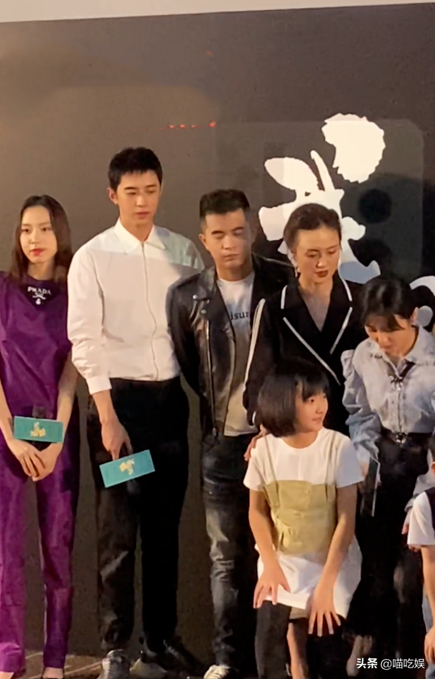 Zhang Zifeng crouchs next mixing group photo of young actor on bended knees, be dragged by: Camera lens of behind the curtain cannot scatter a lie