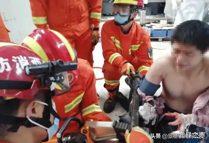 一小伙手臂被搅碎,现场画面令人心碎