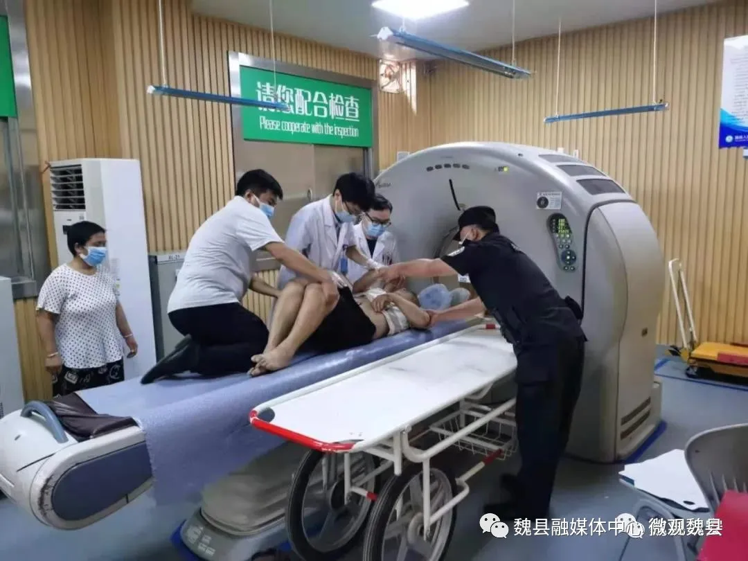 邯鄲魏縣：一男子癱倒在地 民警的做法獲點贊