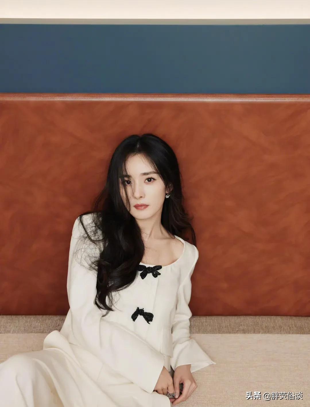 Yang Mi really deserves to be the queen of fashion, a simple white ...