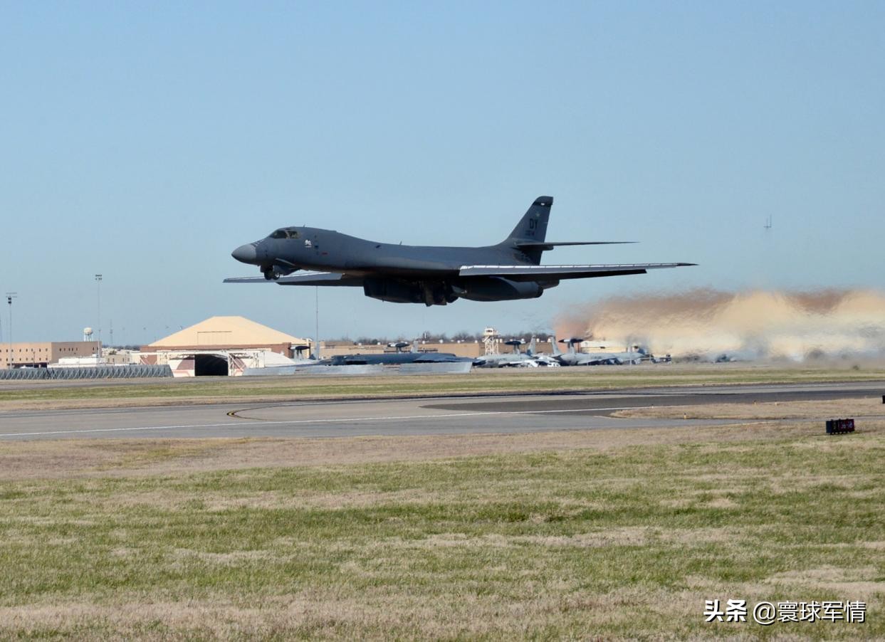 解放军海上军演正当时，美军超音速核轰再闯东海，巡航导弹可覆盖江浙