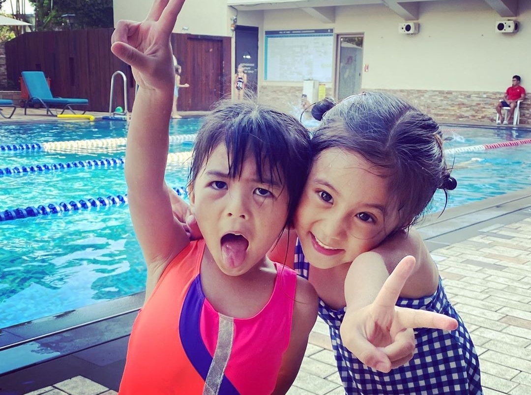 梧桐妹晒与妈妈妹妹同框，波妞戴卷发器爱臭美，贾静雯素颜仍年轻