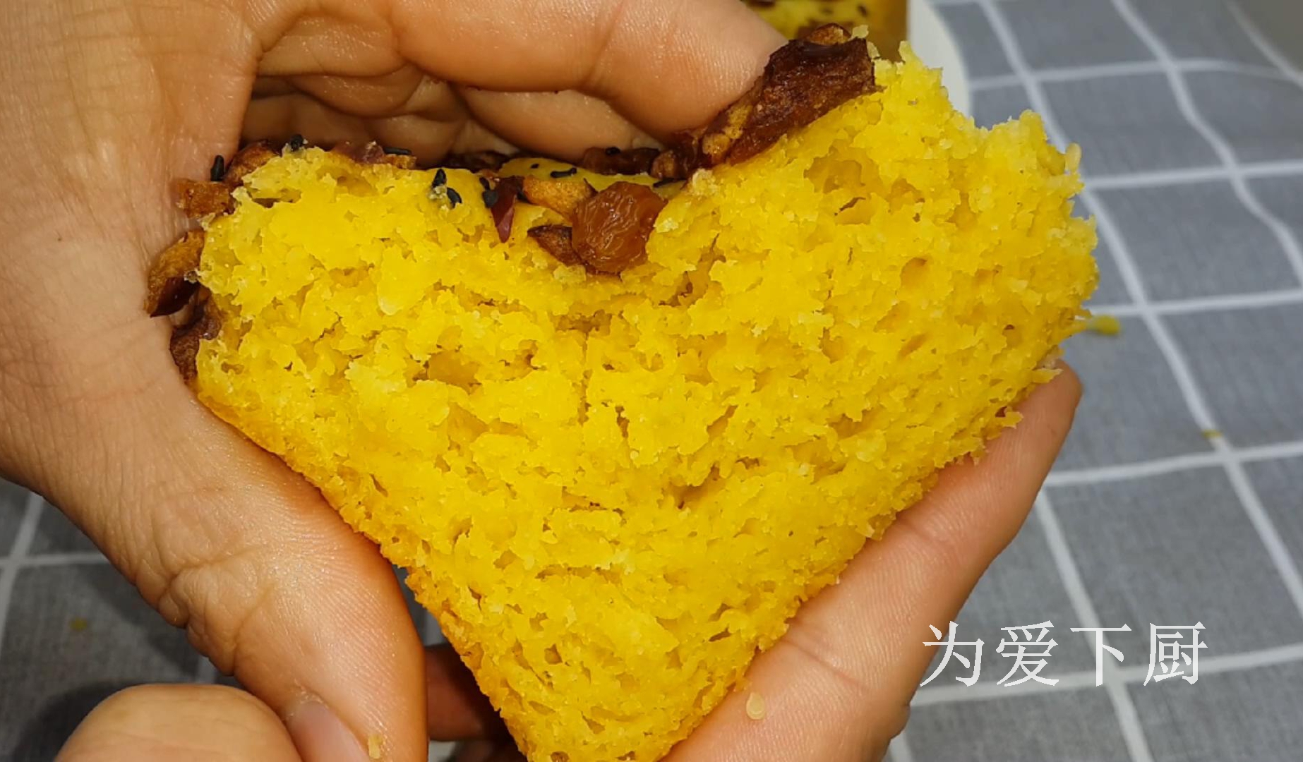 發糕別直接蒸著吃了，加2個蘋果，鬆軟香甜，保證孩子愛吃不挑食