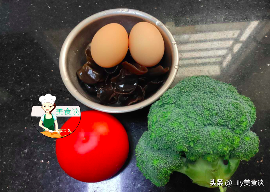 西兰花和此是绝配，不放肉也很香，隔三差五给孩子做，每回都光盘