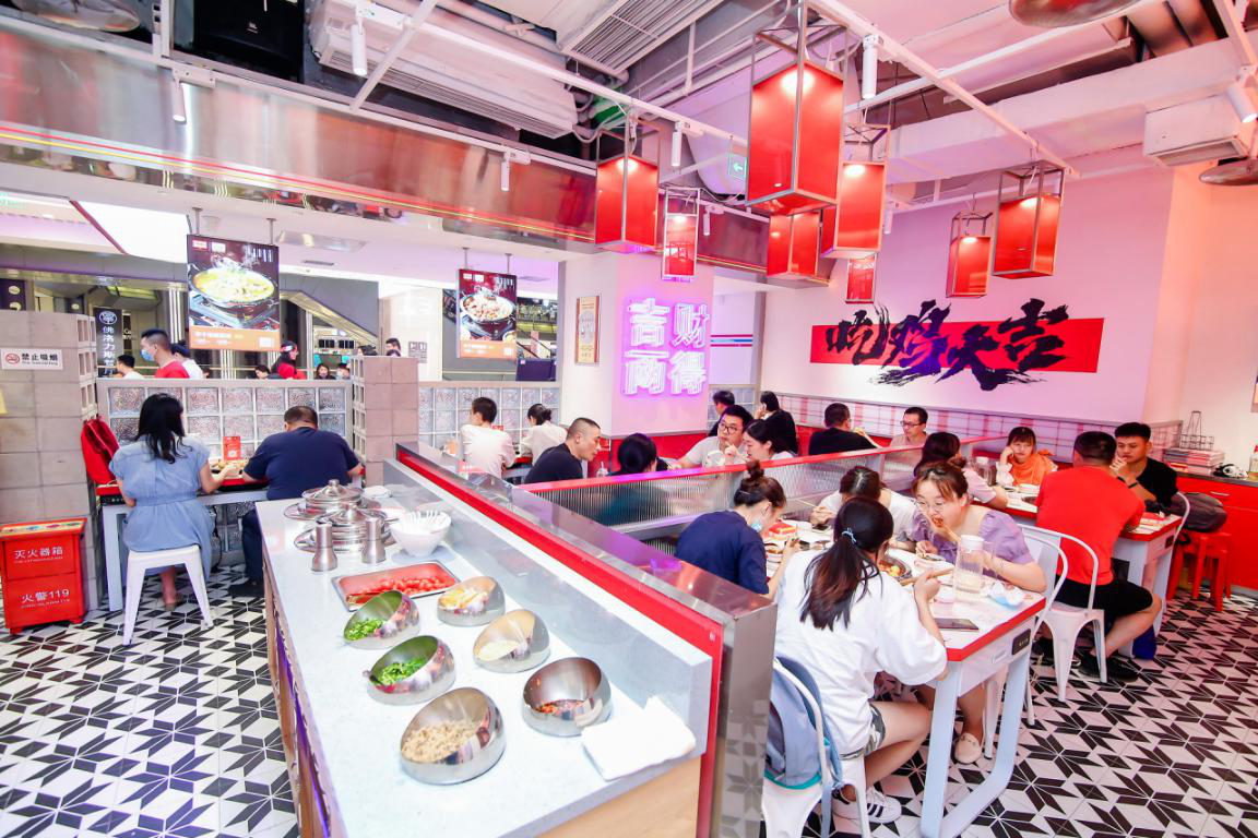 李子坝梁山鸡大融城店开业 掀起青春风暴秒变潮店