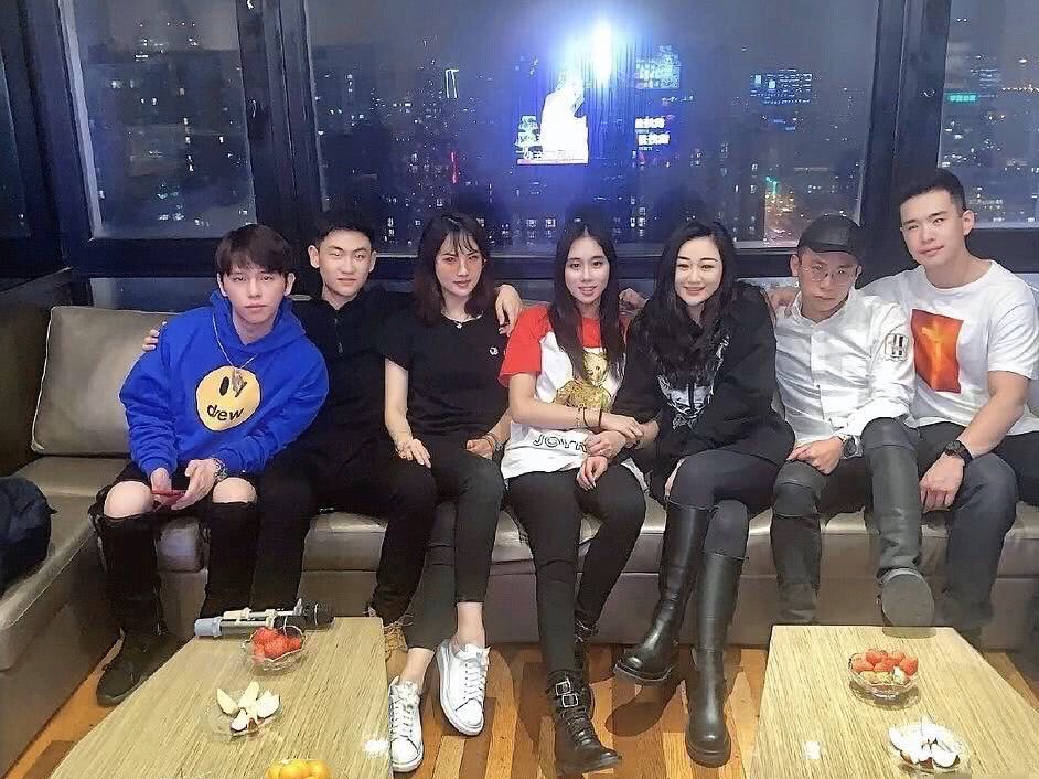 赌王小女儿和任正非小女儿，浓妆艳抹夜店蹦迪
