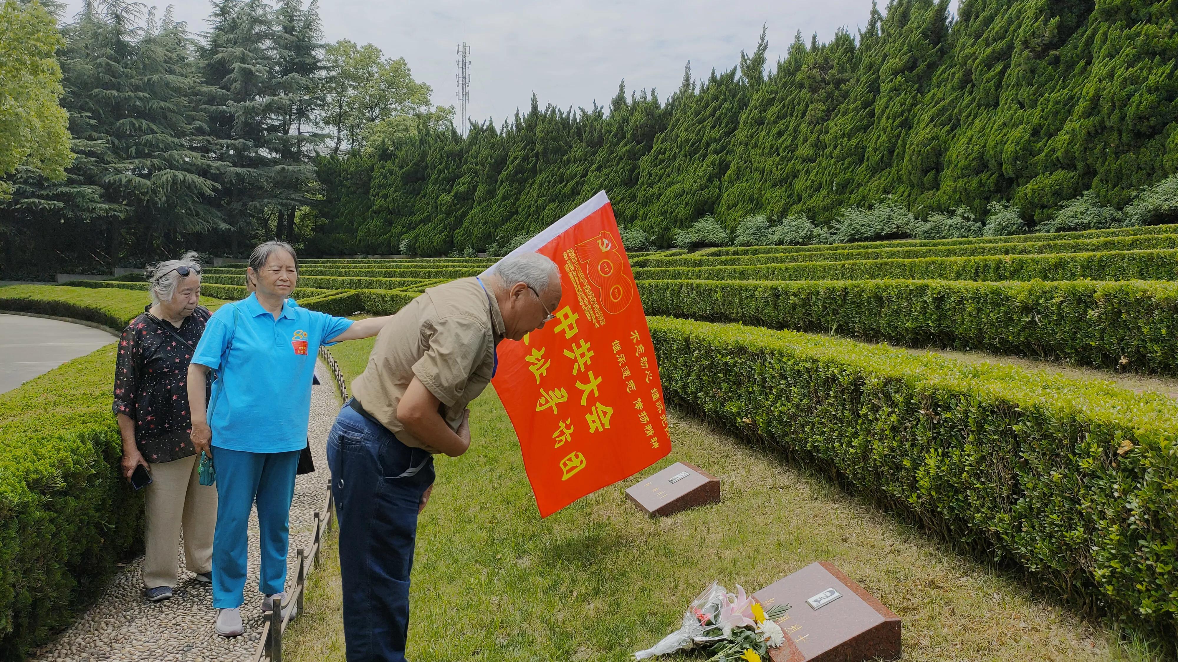 上海龙华墙前敬英雄