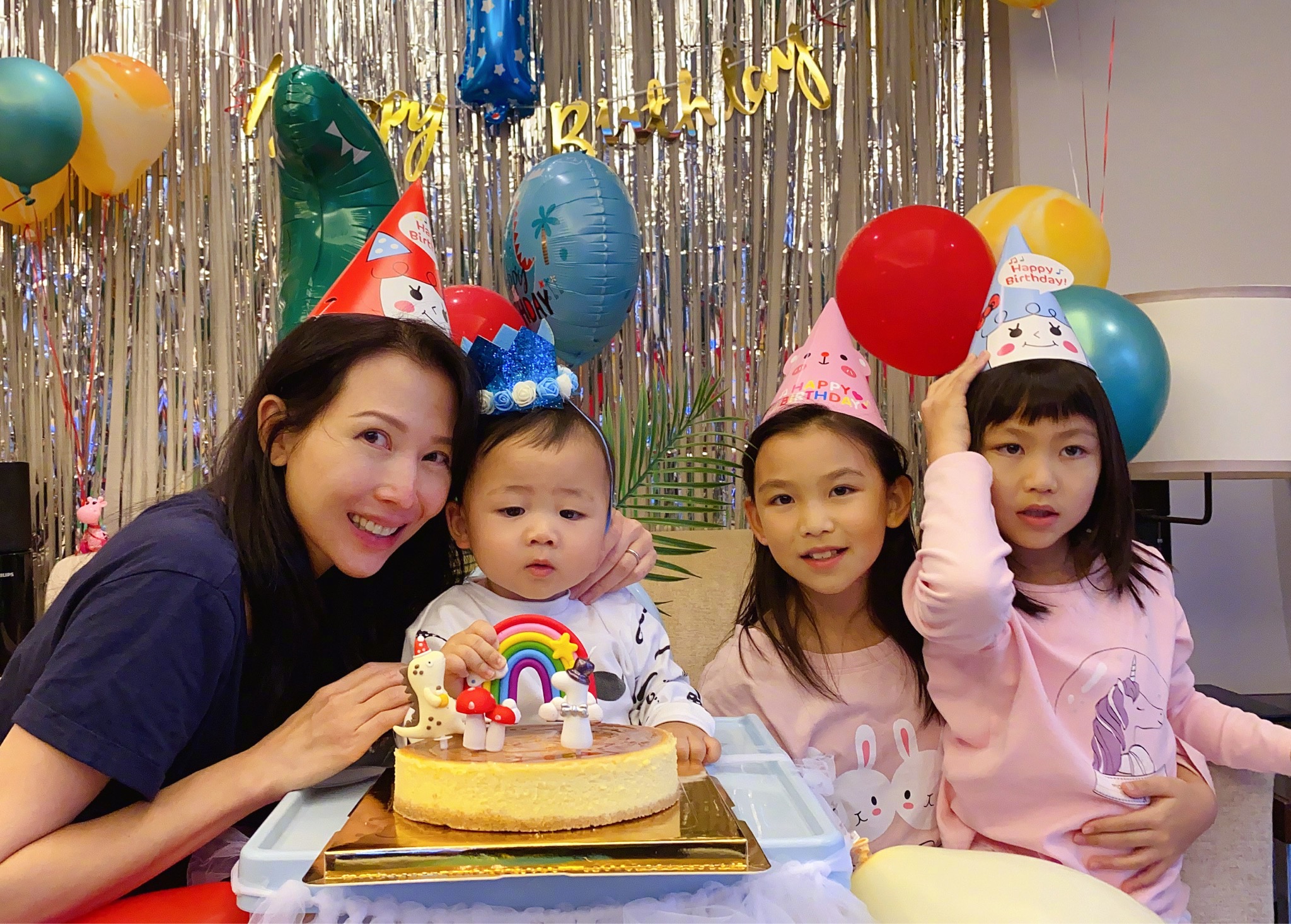 蔡少芬曬與兒子同框，母子倆戴口罩出行，魚蛋圓頭圓腦萌態十足