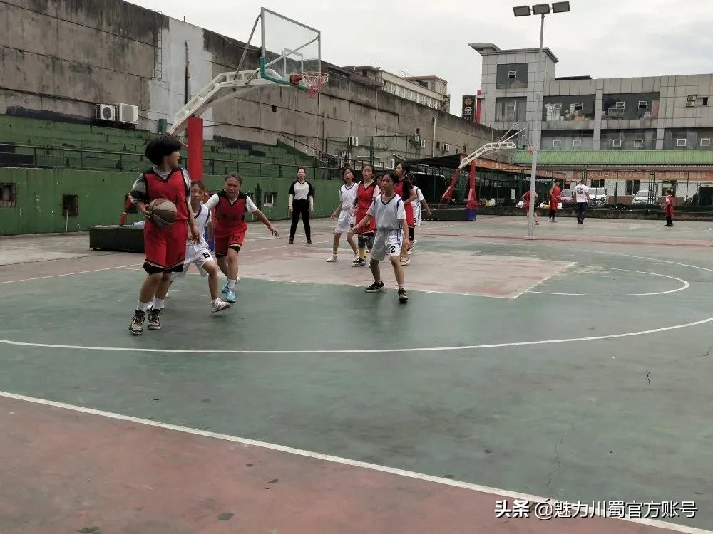 洪雅县花溪小学：知识与篮球共舞 学习与特长齐飞(图6)