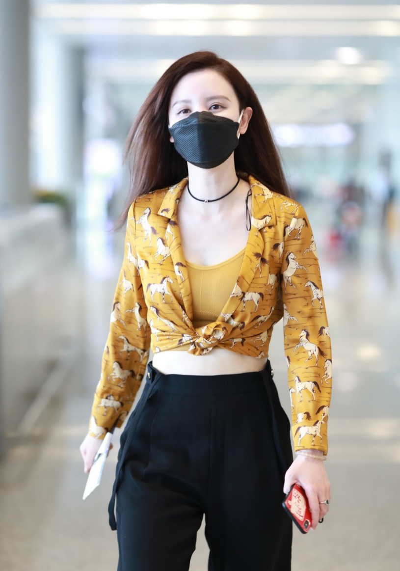 张萌真是会保养的姐姐，衣服勒的这么紧，却仍