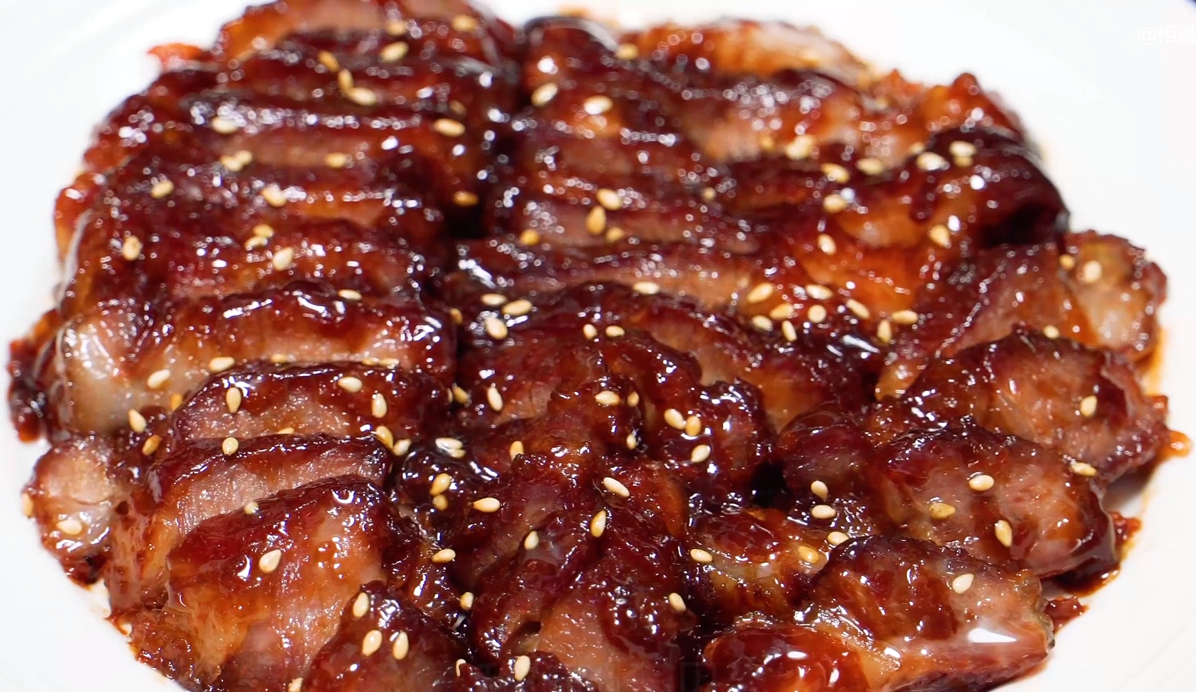 蜜汁叉燒肉，一個電飯煲就能輕鬆搞定，鮮嫩多汁，好吃到停不下來