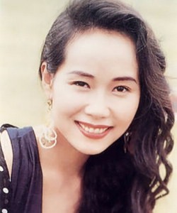 58岁“许官人”叶童，和富豪结婚33年，遭背叛4次选择终身不生