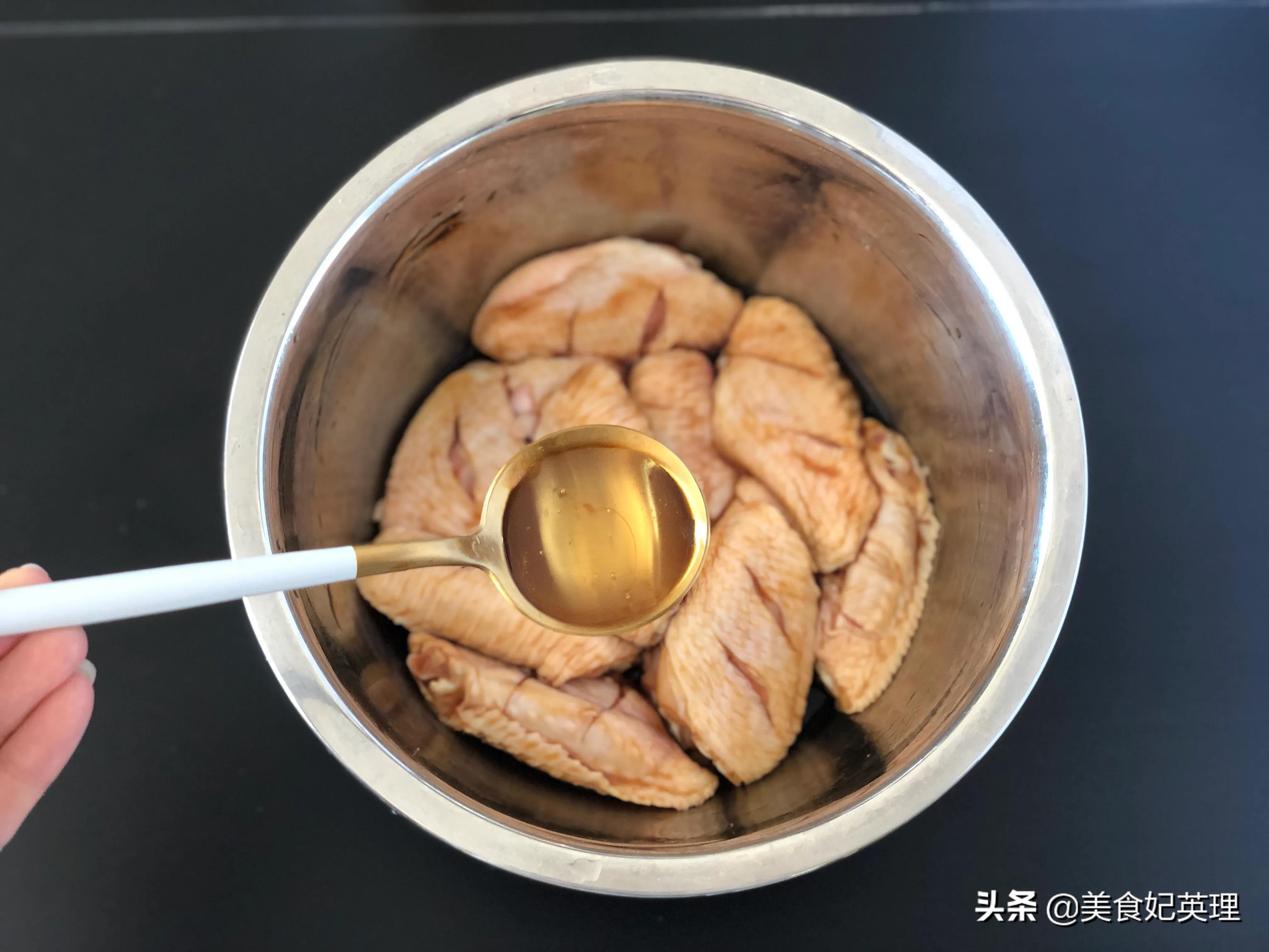 鸡翅这样做外皮酥脆掉渣，都是家常调料，学会了谁都是5星大厨