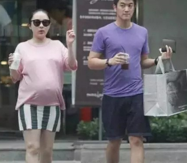 霍思燕与老公路边亲热互动！穿紧身短裤拉太高，秀一截白净大长腿