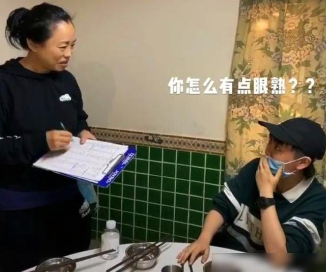 52岁歌后黄绮珊近状，迫于生计转行做服务员？面色土黄被嘲像大妈