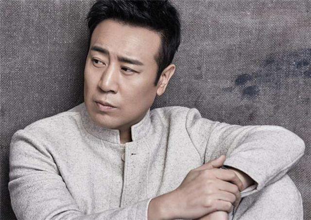 他家境贫寒，由长姐喂奶长大，8个哥姐供他念书