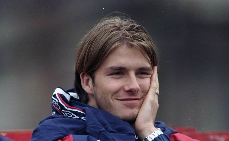 小貝一家同框亮相，四個孩子模仿父親經典髮型，顏值卻都差了不少