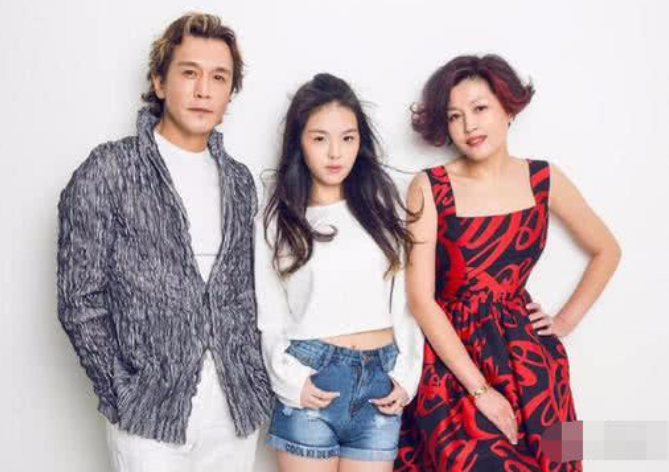 在美国做完最后一次化疗后，李咏握着妻子的手