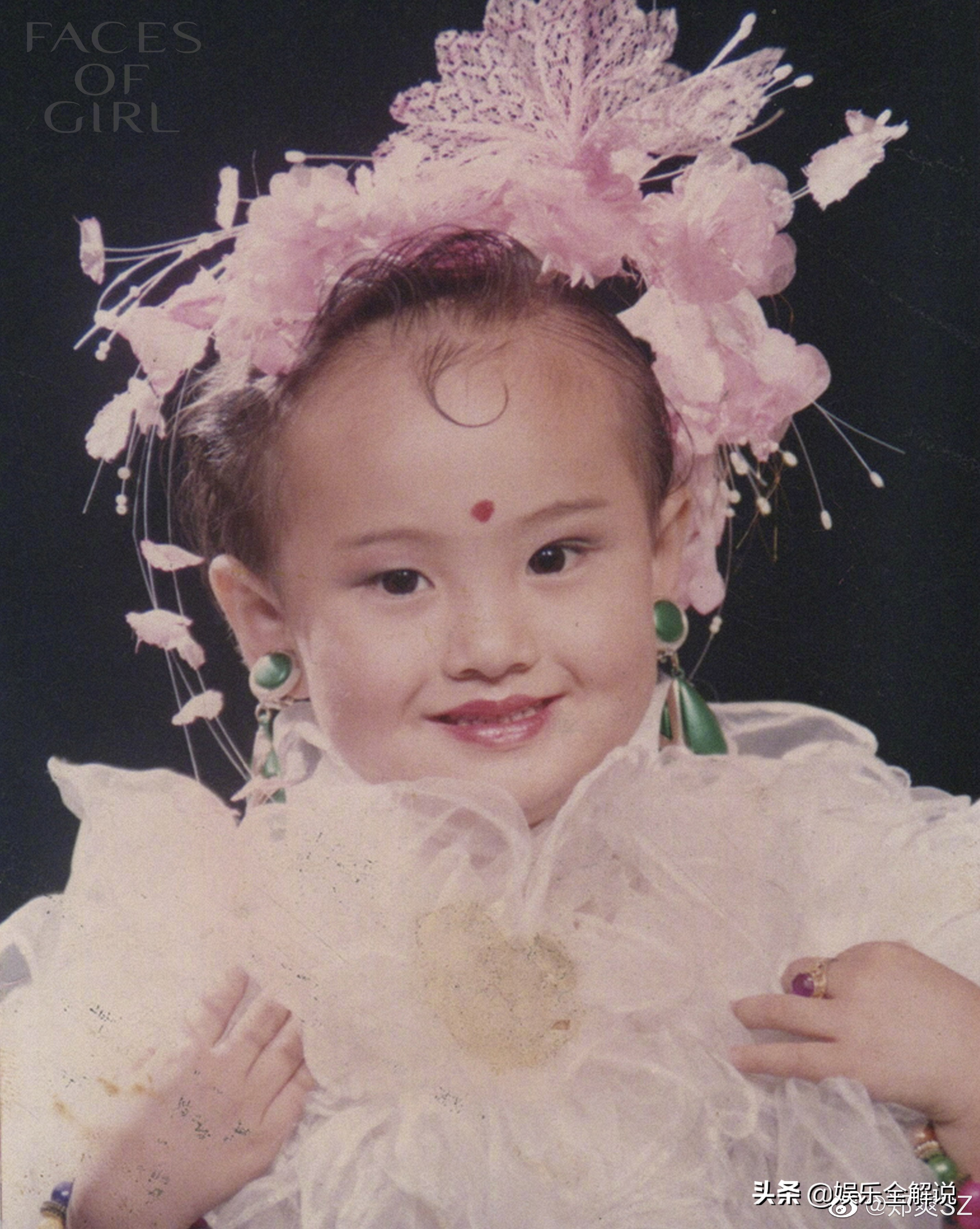 郑爽张开腿坐路边自拍，网友直呼其疯疯癫癫，