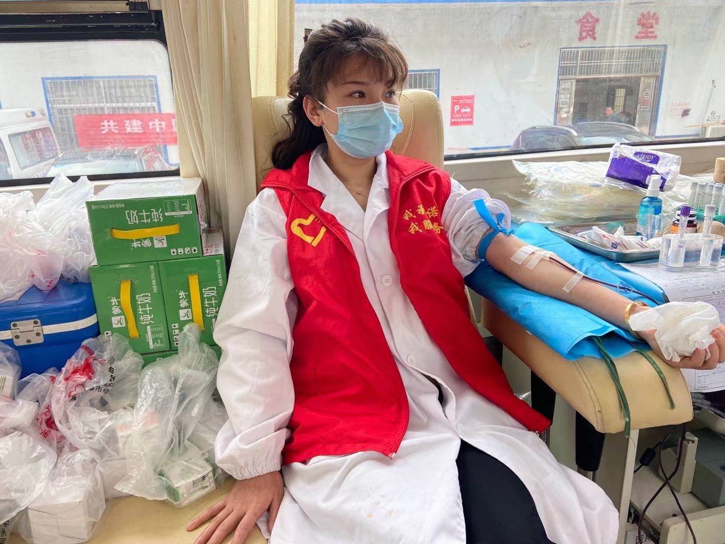 湘潭县青山桥镇中心卫生院：20名医务人员挽袖献血6700毫升