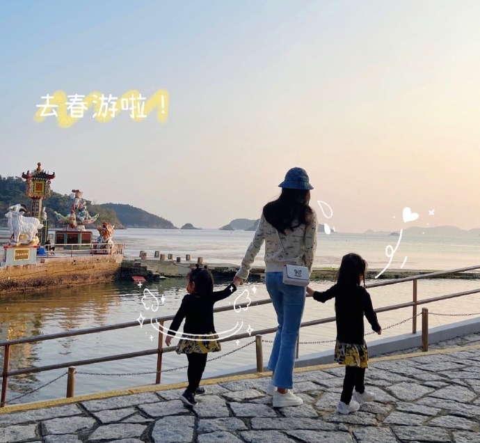 方媛曬一家四口出遊照，畫面歡樂又有愛，倆女兒穿姐妹裝超可愛