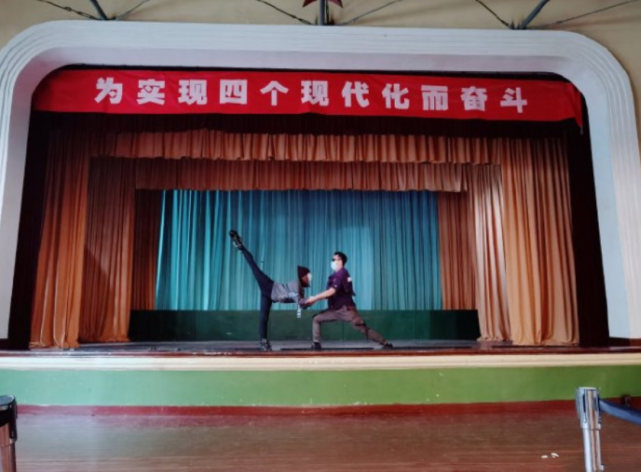 郑恺晒老婆健身照表白“女神节快乐”，苗苗纤腰细腿产后恢复超好