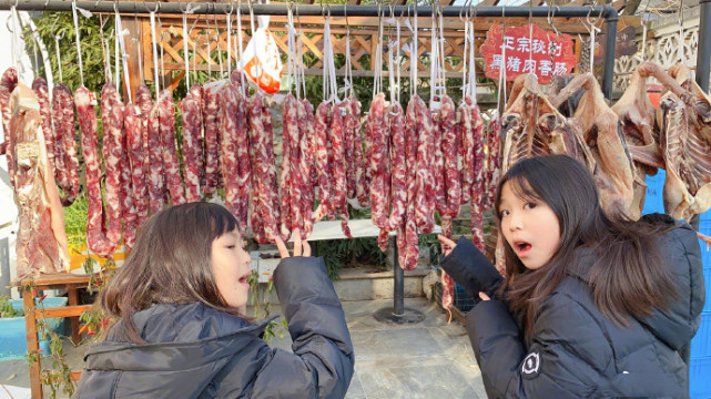 張晉蔡少芬臘八節做針灸，娘娘為保凍顏滿臉扎針，三個兒女齊出鏡