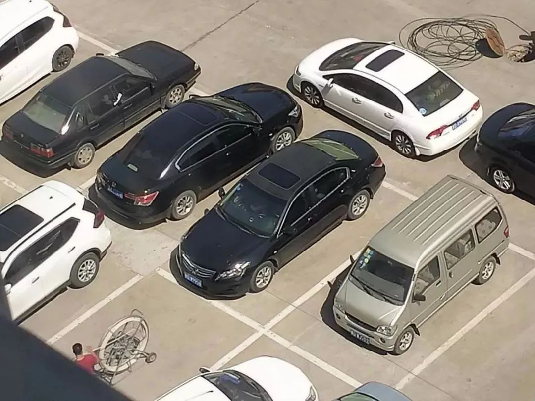 男子駕車撞開堵路車，獲刑10個月還要賠5萬元，汽車被堵只能忍？