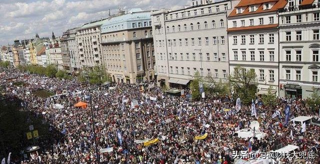 美国多州“抗议”不“防疫”，特朗普暗战州政府，挑起民众斗一斗