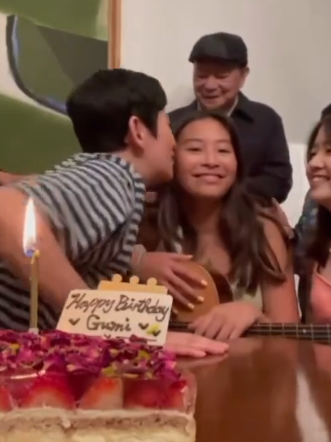 吴君如晒一家人为自己庆生，女儿弹吉他唱歌，老公陈可辛倾情献吻