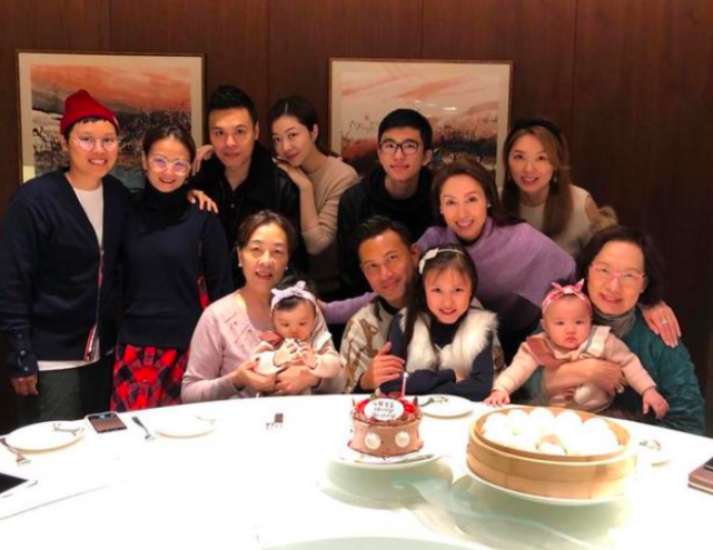熊黛林小女兒黏奶奶，吃東西遠離姐姐和外婆，兒時要郭可頌媽媽抱