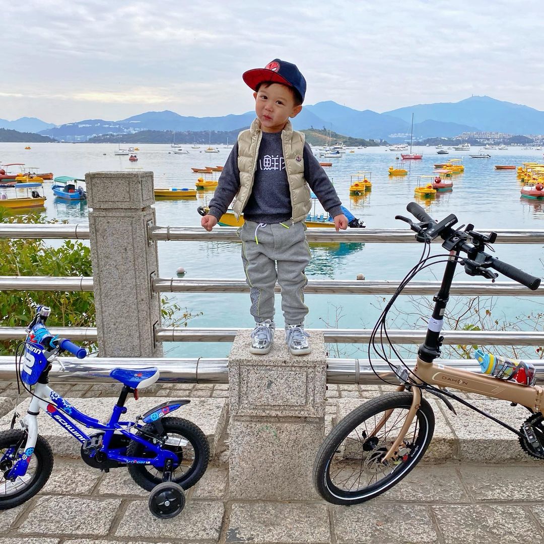 胡杏兒老公和大兒子出遊，父子並排騎車超帥，透露不帶弟弟的原因