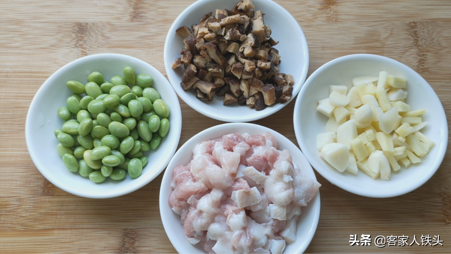 广东人吃海鲜有一套，这样搭配做一盘，上桌连汁都吃不剩，真下饭