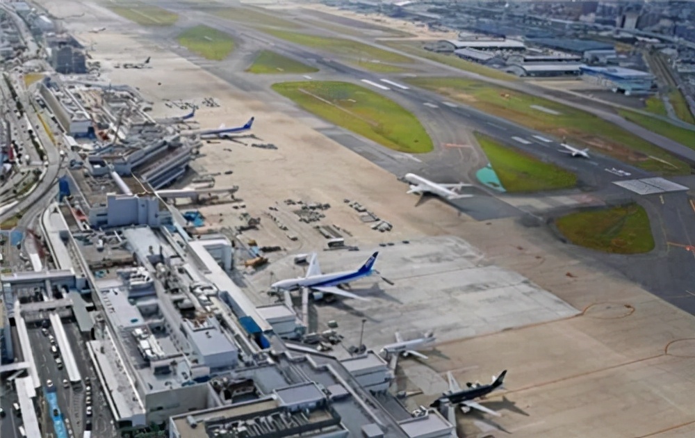 In 1989, Air China Flight 981 was hijacked. The man threatened to blow ...