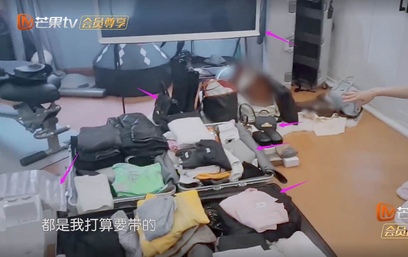 寧?kù)o豪宅引唏噓！插線(xiàn)板隨地扔，客廳滿(mǎn)是健身器，浴室就拉個(gè)簾？