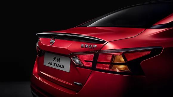 德日系中型车比拼，20万买天籁还是迈腾？