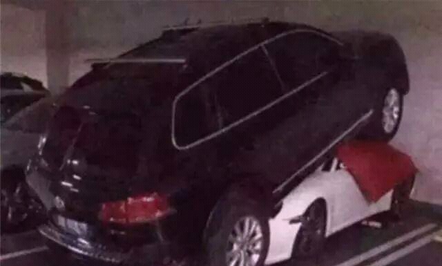 男子车位被保时捷霸占，车主声称有本事停车顶