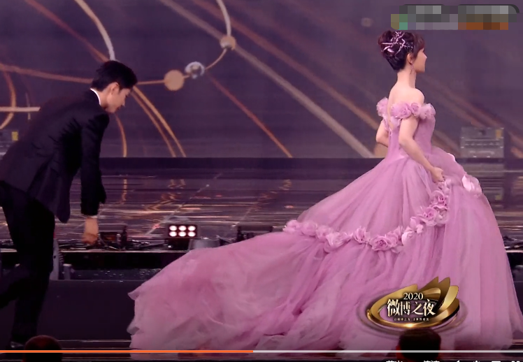 杨紫长裙走路容易摔，肖战下意识弯腰提裙摆，