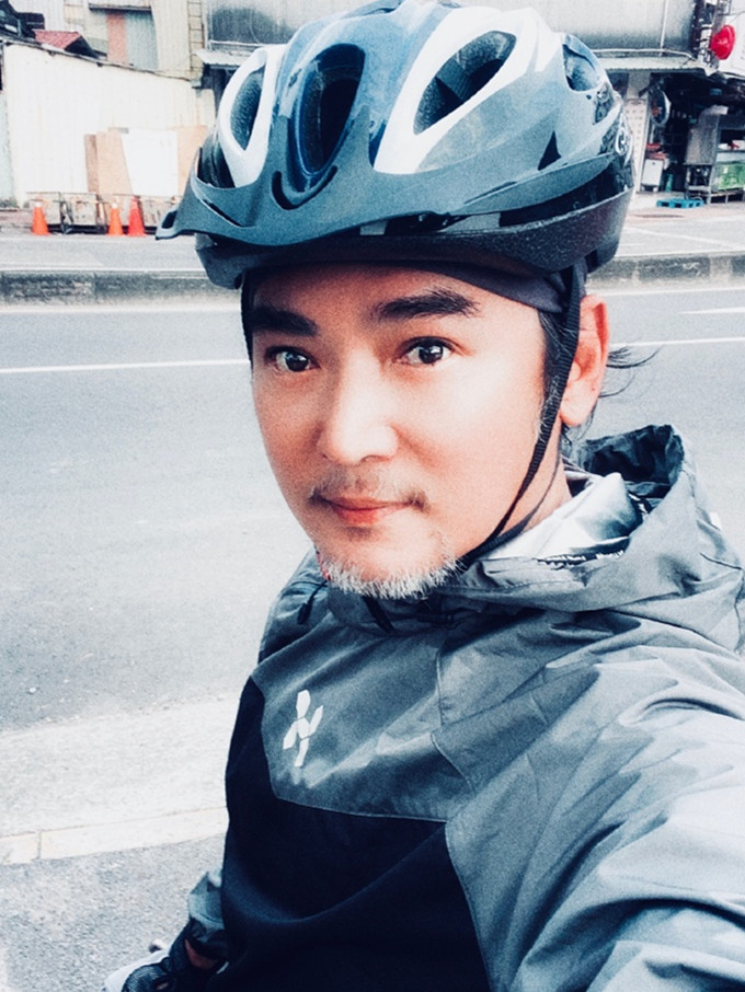 霸气！52岁焦恩俊被嘲中年发福，回怼：爷胖瘦老弱，关你啥事？