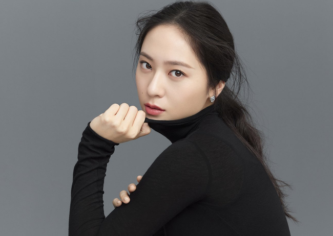 f(x)组合成员郑秀晶与SM公司解约，粉丝们赶快10年青春的奉献